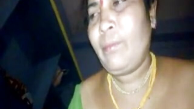 ඉහළ අර්ථ :  ලස්සන අඳුරු හිසකෙස් ඇති බිළිඳා ඇගේ තද ගුදය POV හි පහර දෙයි ෂඩ් උණුසුම් අසභ්ය 