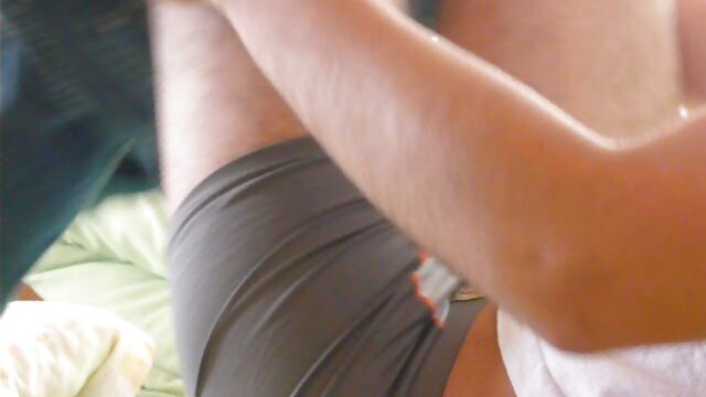 ඉහළ අර්ථ :  සැහැල්ලු හිසකෙස් ඇති සම්බාහන ශිල්පියා තම කුකුළා පැදීමෙන් සේවාදායකයාගේ කරදර ඉවත් කරයි ෂඩ් උණුසුම් අසභ්ය 